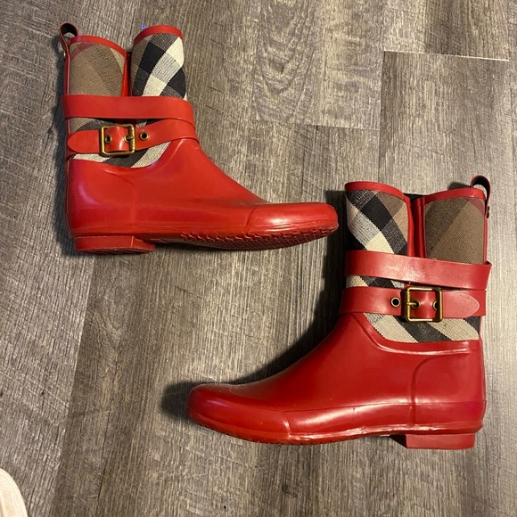 Burberry Boots - Authentic - Picture 1 of 8